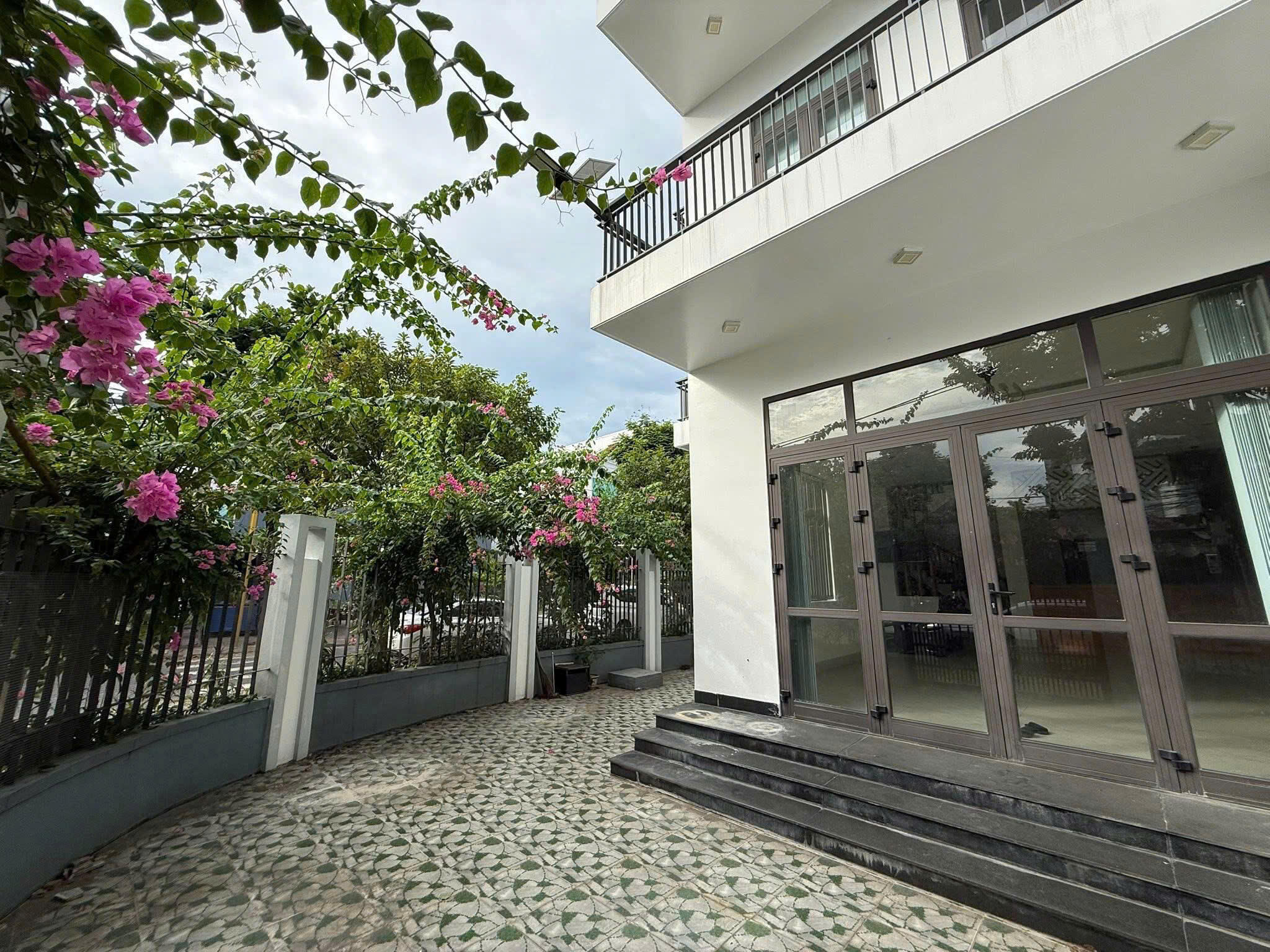 Cho thuê nhà mới xây, thiết kế sang trọng - 4 phòng ngủ