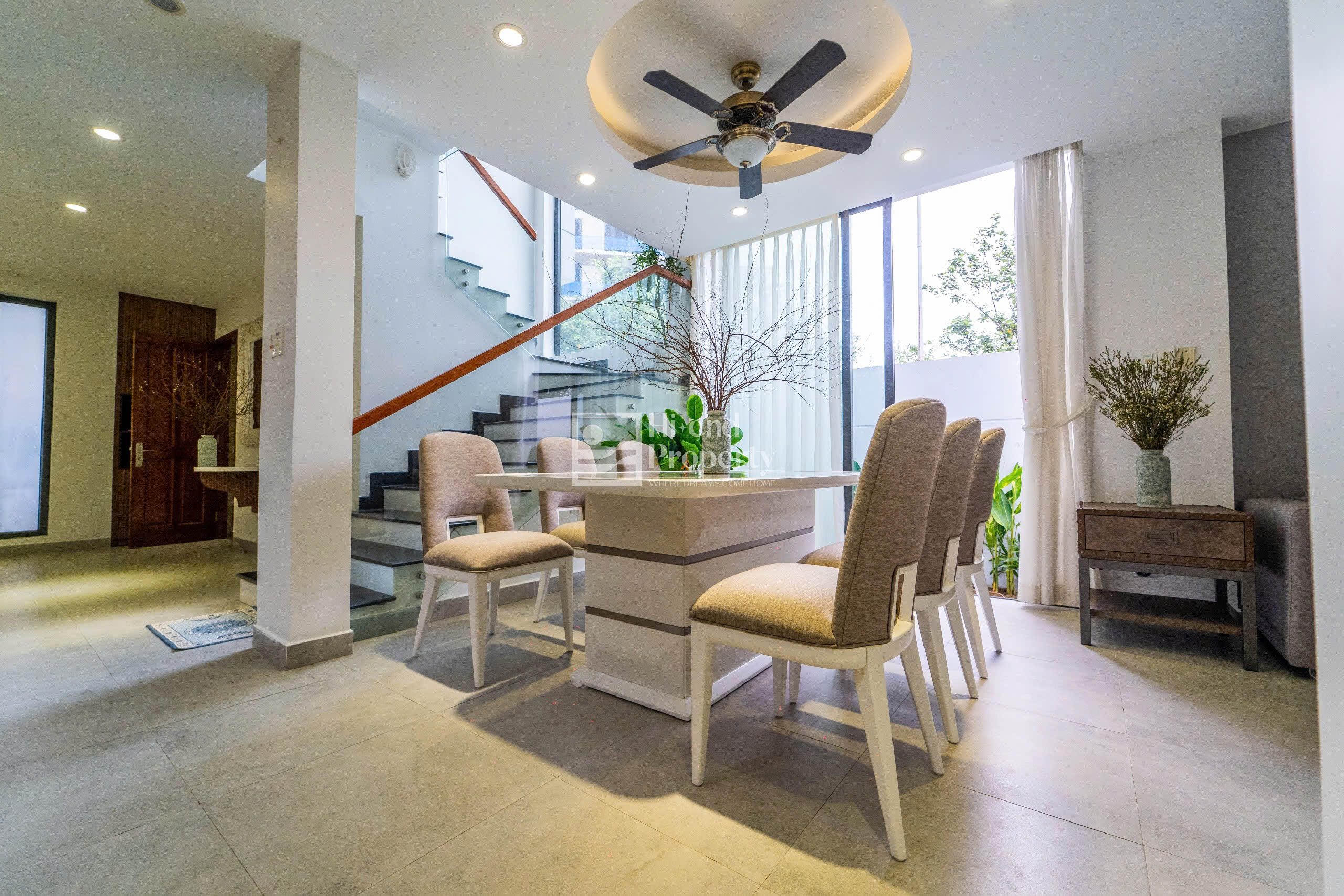 The Point Villa - biệt thự hai tầng với hồ bơi riêng và khu vườn tuyệt đẹp.