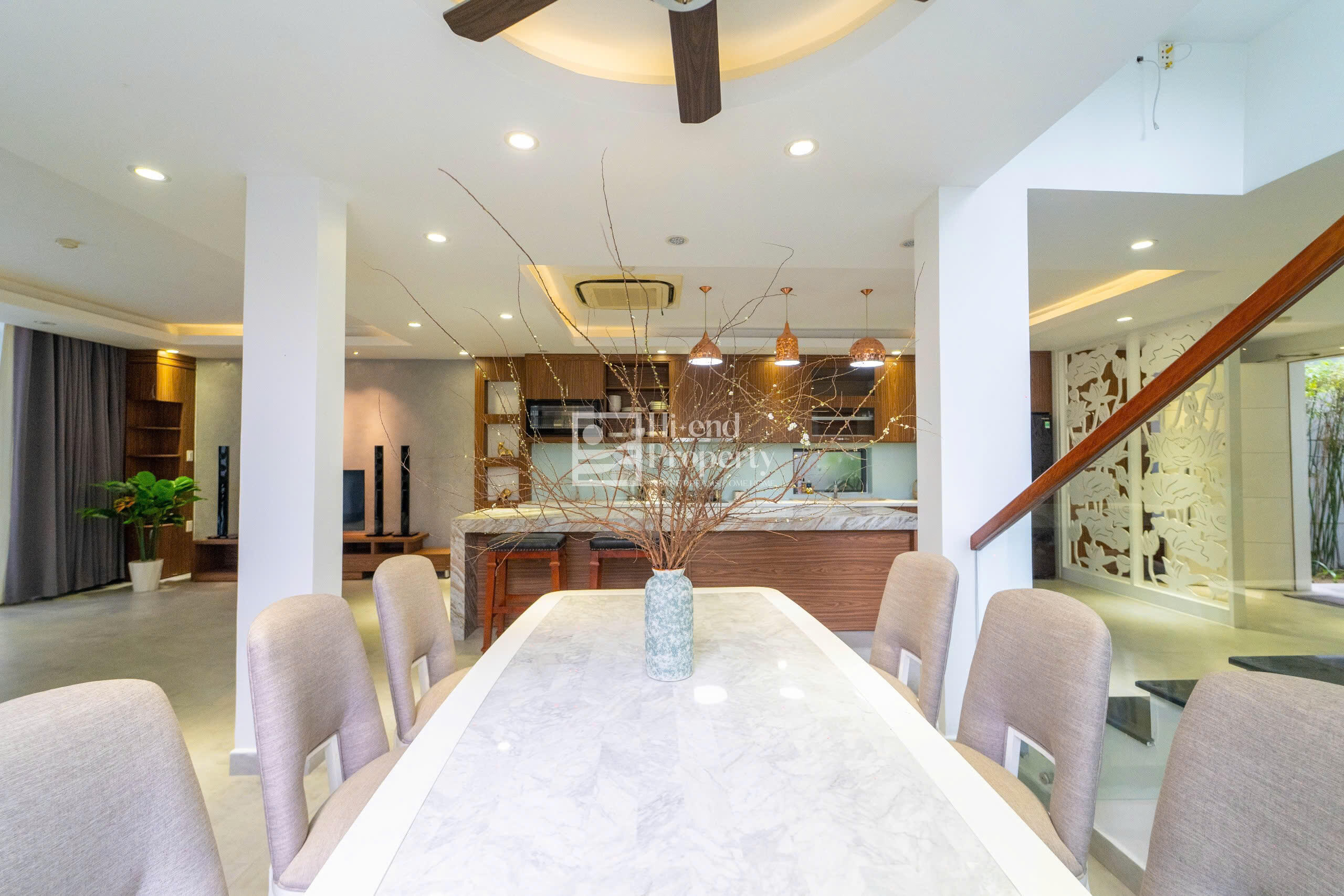 The Point Villa - biệt thự hai tầng với hồ bơi riêng và khu vườn tuyệt đẹp.